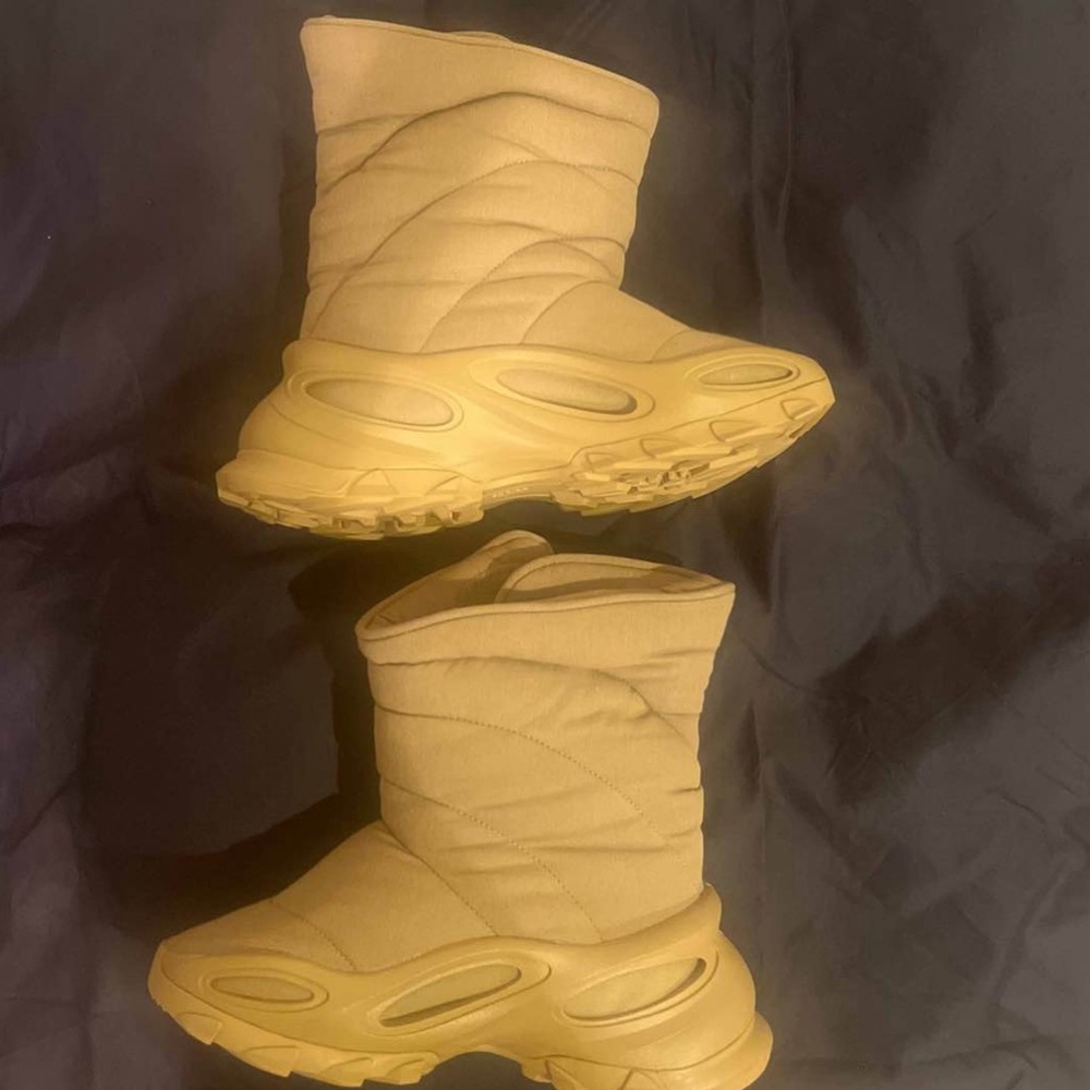 YEEZY NSLTD Size 7 brand new never worn in original box